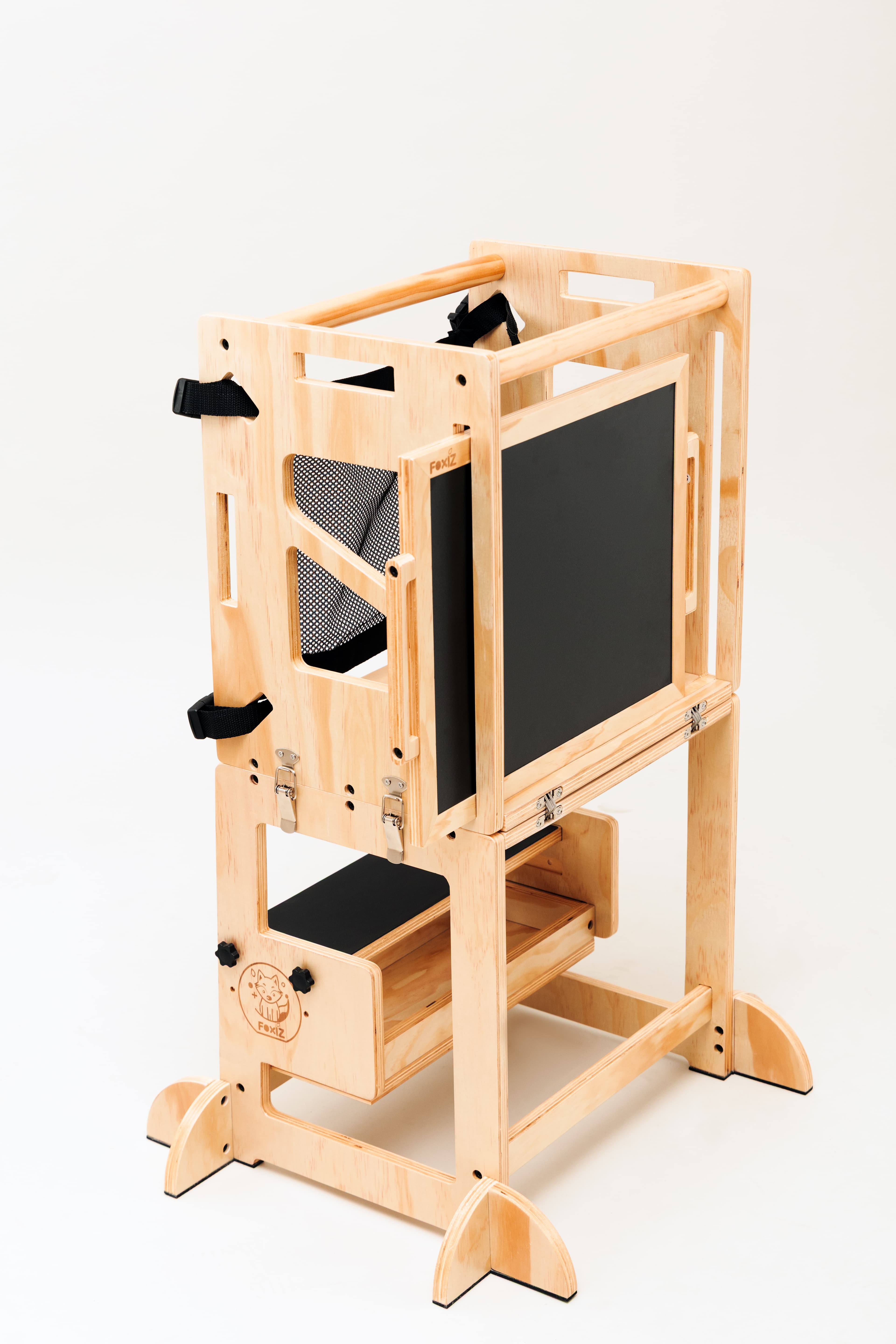 La VersaTower en bois, tour d'apprentissage Montessori évolutive, vue de face en studio