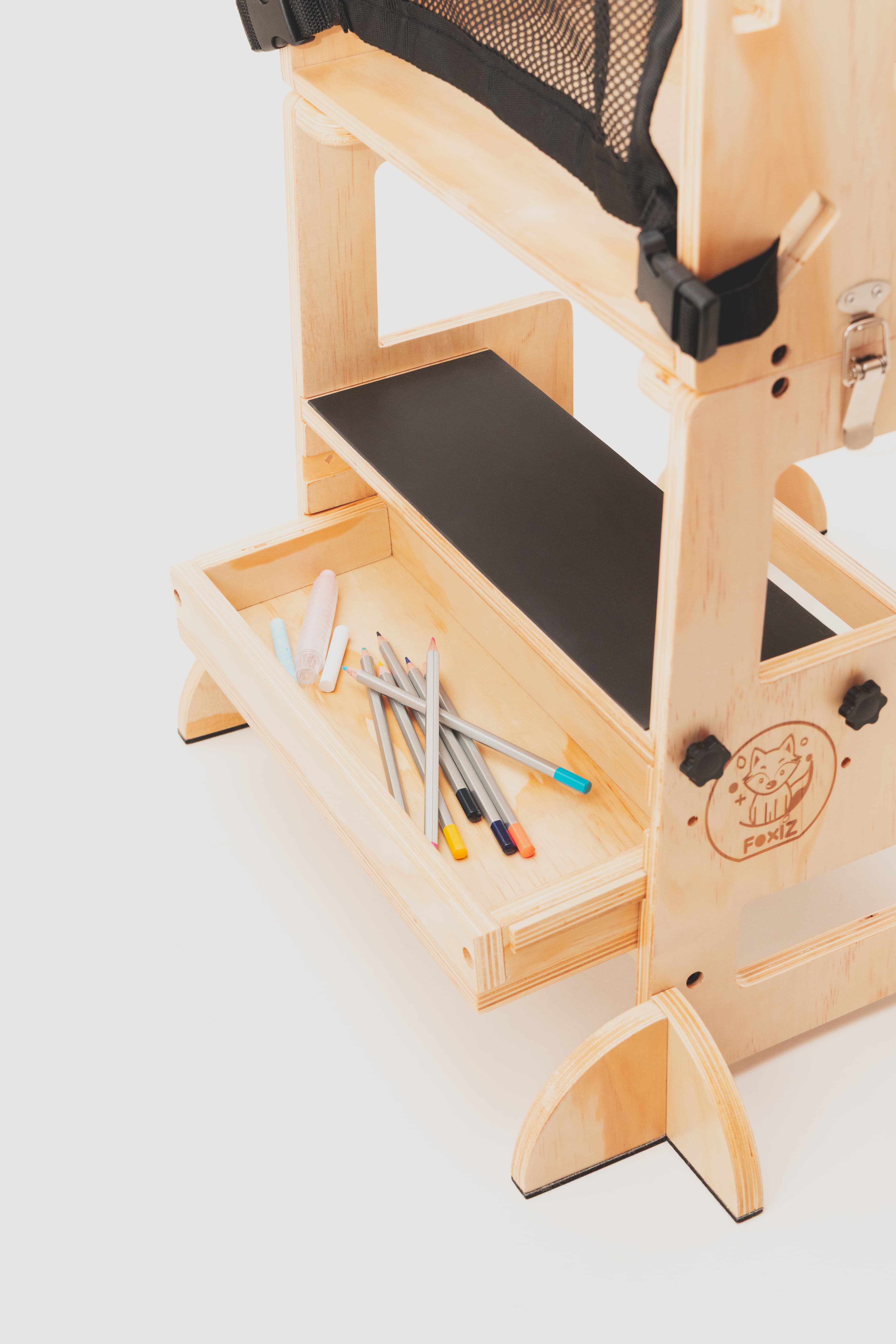 Détail du plateau et du bac à craies de la tour Montessori VersaTower
