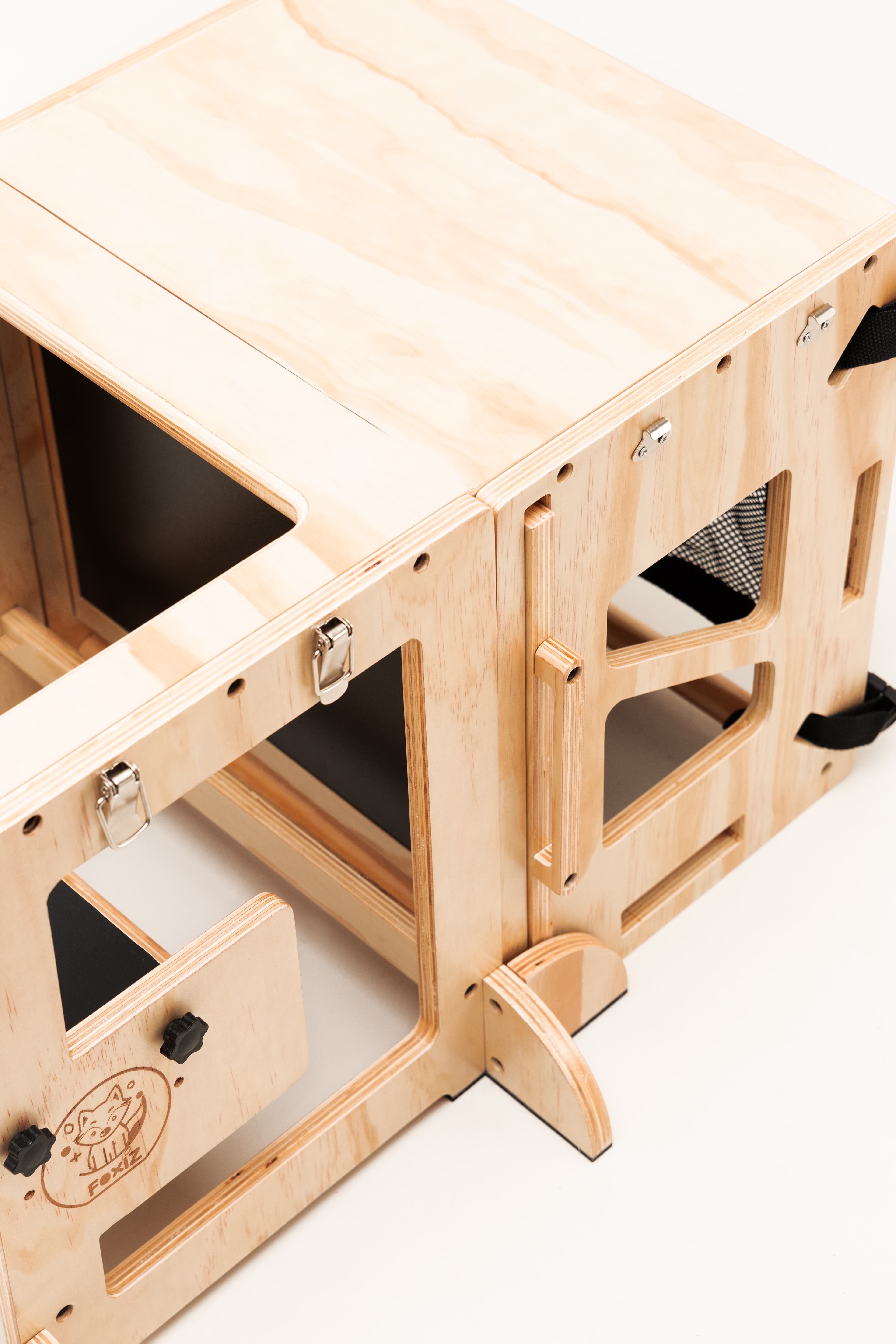 Plan rapproché du plateau en bois de la VersaTower Montessori en mode table